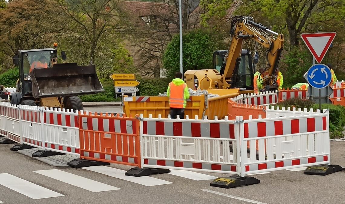 Am Kreisel stehen Ampeln. Nur eine Spur führt an der Baustelle vorbei. Foto: Disselhoff