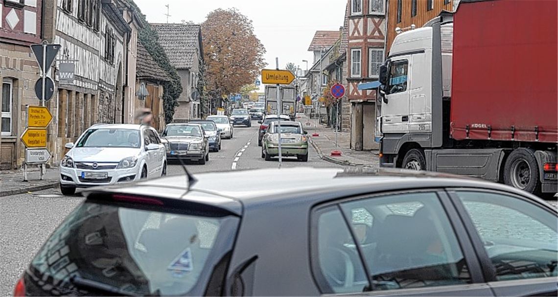 Am Kreisverkehr in der Illinger Ortsmitte geht es während des Berufsverkehrs am späten Nachmittag nur Stoßstange an Stoßstange und mit ein wenig Geduld voran. Doch die Umleitungsstrecke besteht ihren ersten Härtetest, der Verkehr fließt. Das liegt laut Polizei auch am umsichtigen und besonnenen Verhalten der Auto- und Lasterfahrer. 