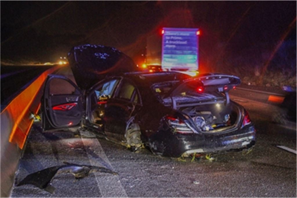Am Mercedes entsteht ein Totalschaden. Foto: Einsatz-Report24