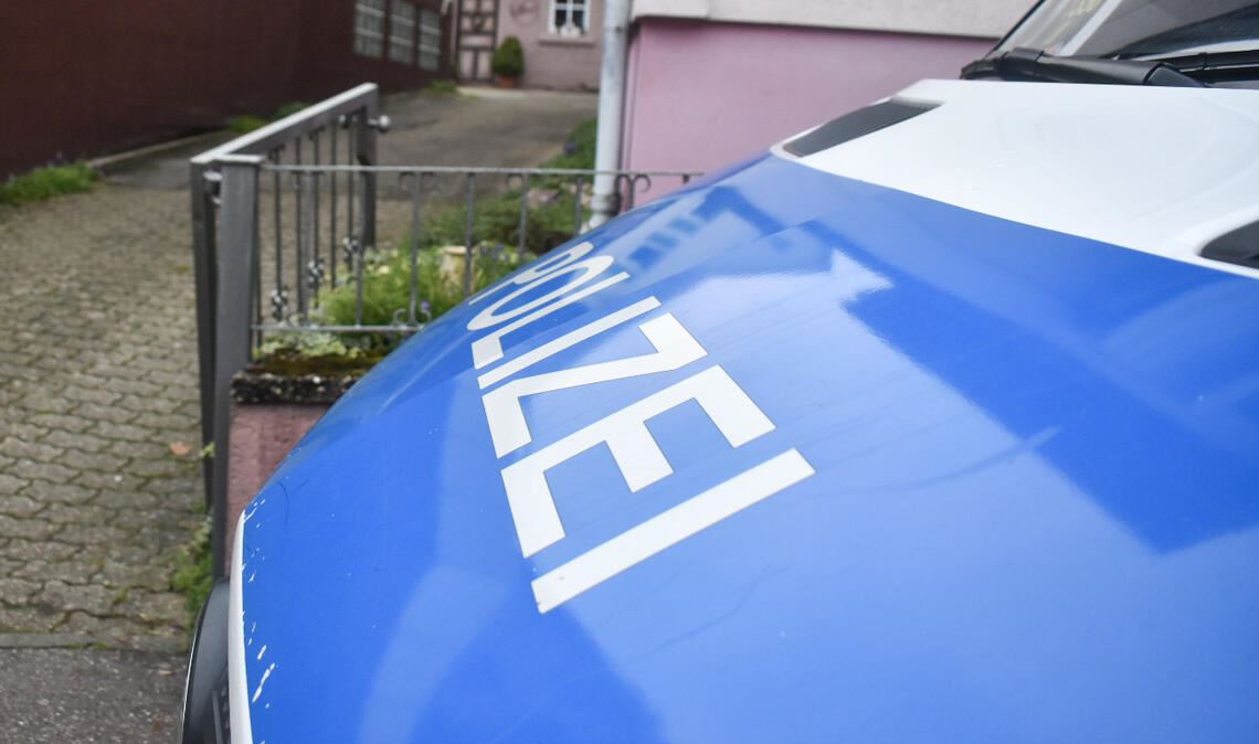 Am Mittwochmorgen gab es eine bundesweite Großrazzia gegen die sogenannte Reichsbürger-Szene. Auch im Enzkreis – hier im Bild in Ersingen – war die Polizei im Einsatz. Foto: Myroshnichenko