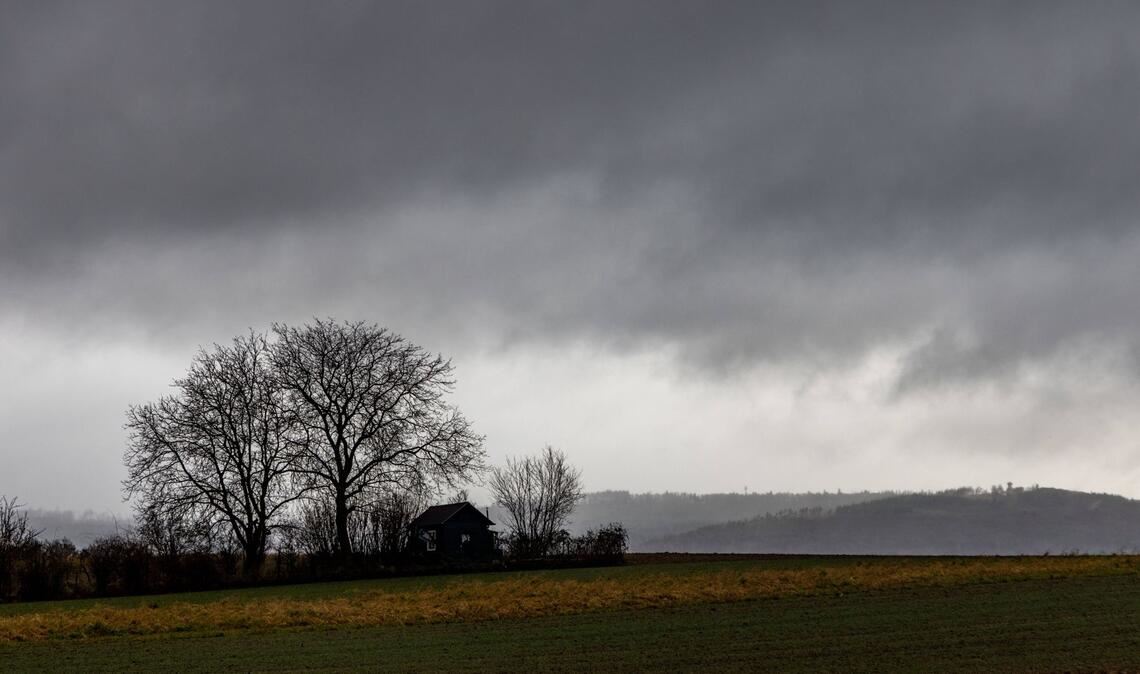 Am Montag ist der Himmel im Südwesten laut DWD stark bewölkt, gebietsweise kann es auch regnen (Symbolbild).