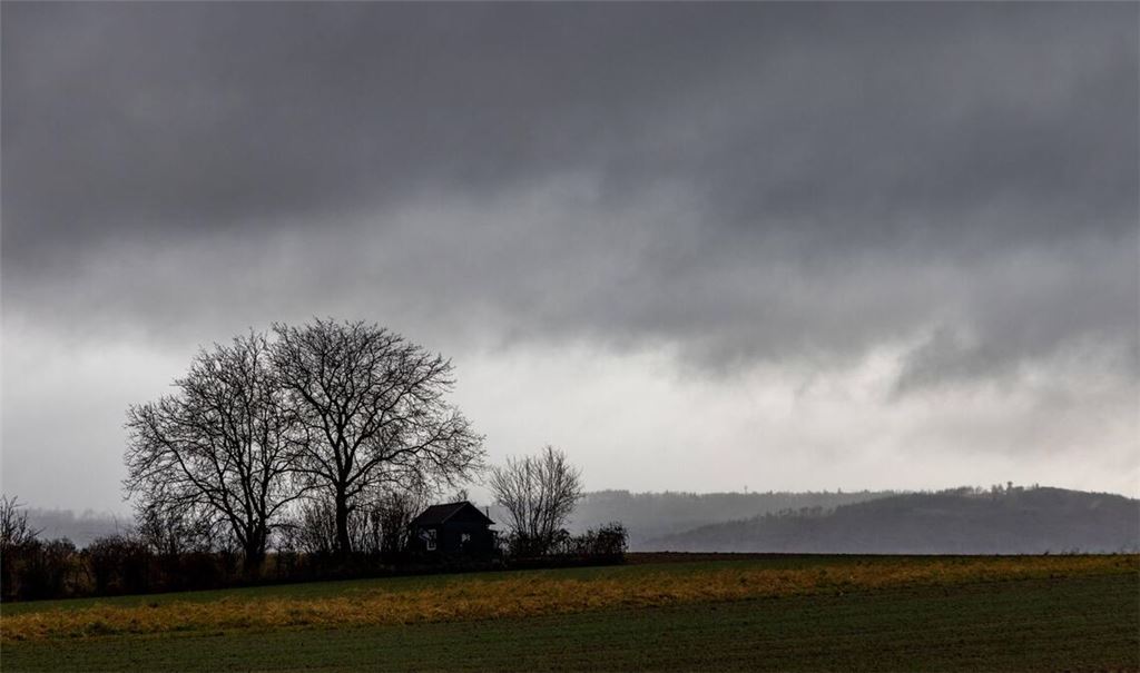 Am Montag ist der Himmel im Südwesten laut DWD stark bewölkt, gebietsweise kann es auch regnen (Symbolbild).