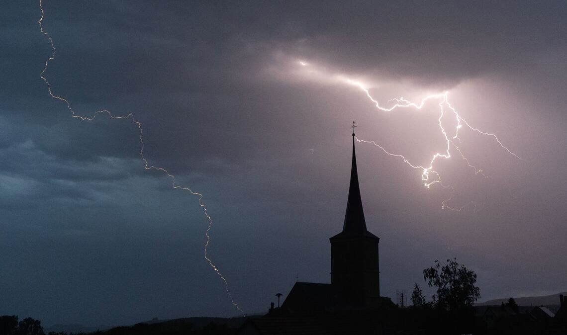 Am Montag kann es in Baden-Württemberg gebietsweise Starkregen, Böen und Hagel geben. (Symbolbild)