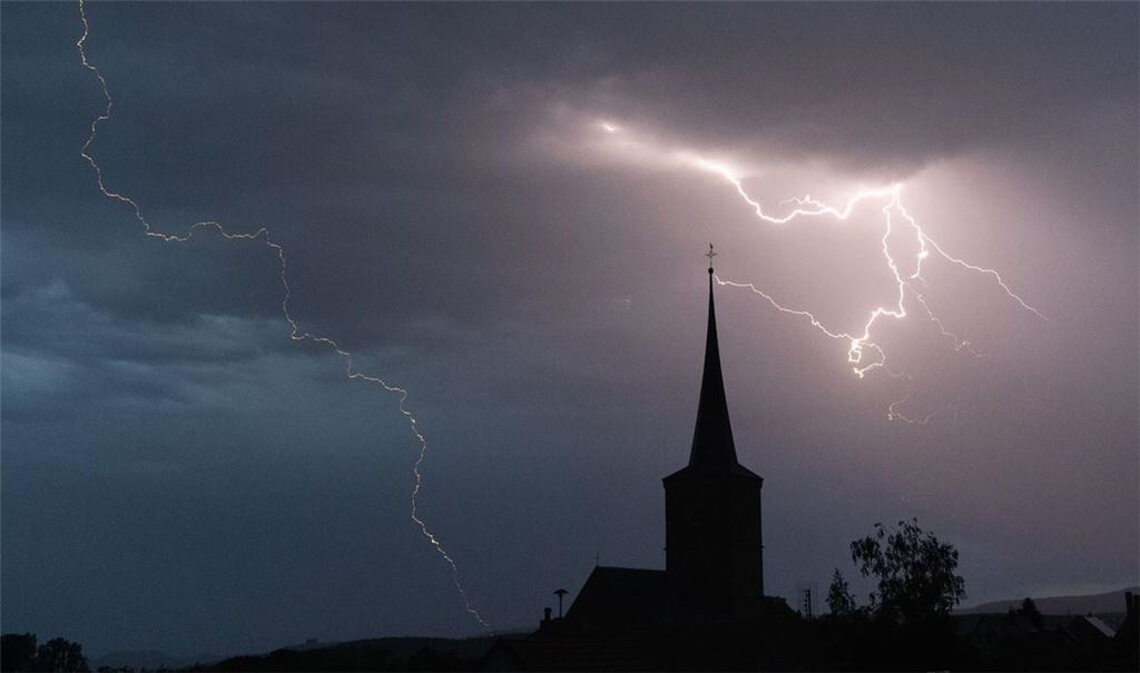 Am Montag kann es in Baden-Württemberg gebietsweise Starkregen, Böen und Hagel geben. (Symbolbild)