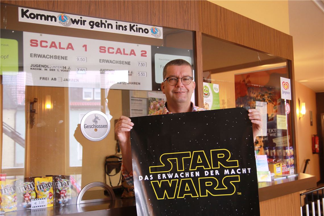 Star Wars läuft nachts im Kino Am Montagabend beginnt in Joachim Baenschs Scala Filmtheater in Mühlacker der Ticketvorverkauf für die Premiere des neuen Star-Wars-Spektakels „Das Erwachen der Macht“. Foto: Disselhoff