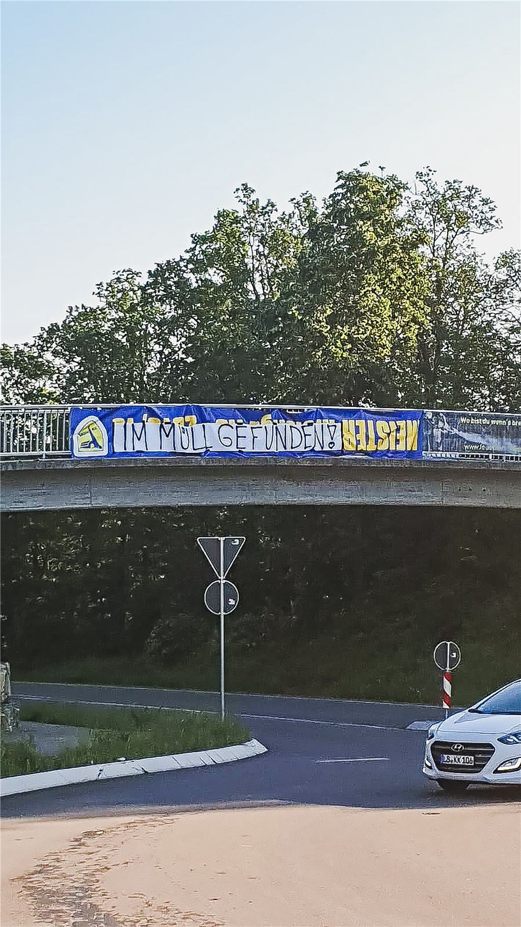 910_0008_174659_p_Phoenix_Meisterbanner_geklaut_bearb