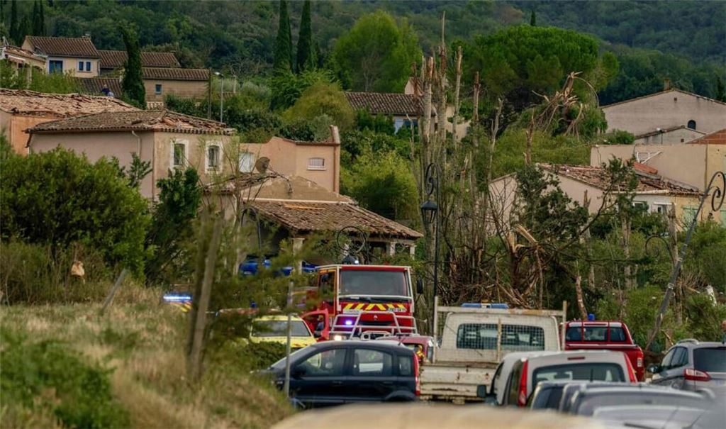 Am Montagnachmittag fegte ein Tornado über das Departement Aude hinweg und riss in der kleinen Gemeinde Pomas mehrere Dächer ab.
