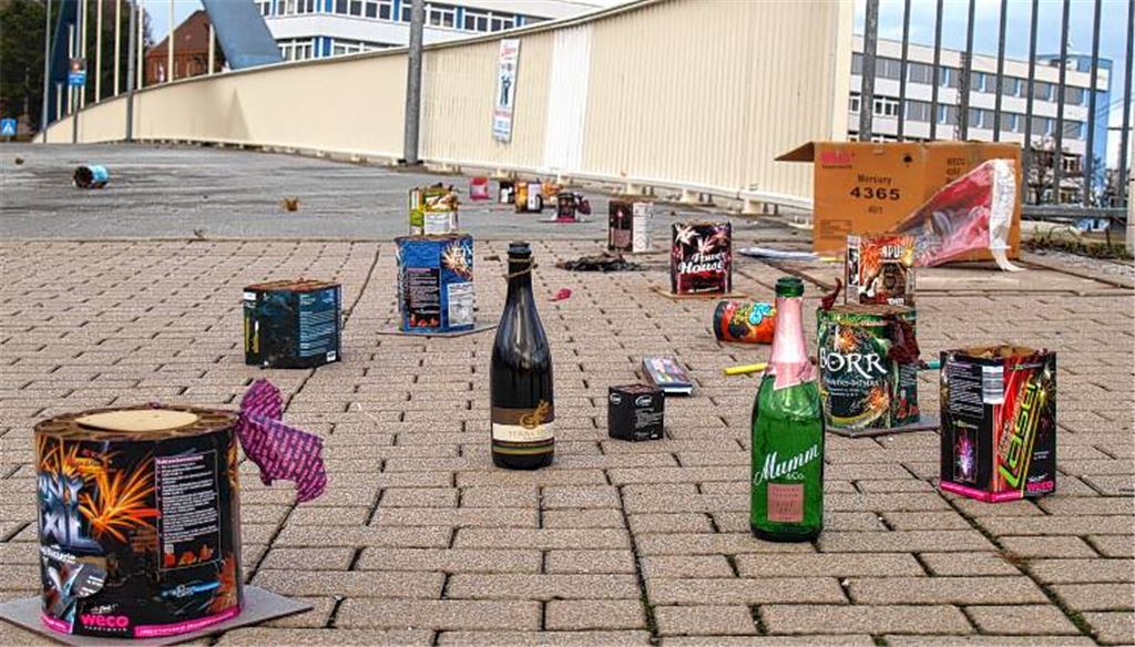 Am Morgen danach ziehen Polizei und Feuerwehr Bilanz: Mit prächtigem Feuerwerk – hier im Bild die Reste auf der Brücke an der Mühlacker Ziegeleistraße – und überwiegend friedlich haben die Menschen im Enzkreis und in Pforzheim das neue Jahr begrüßt. Dennoch registrierte die Polizei eine Vielzahl von Anrufen. Die Feuerwehr indes blieb von größeren Einsätzen verschont.