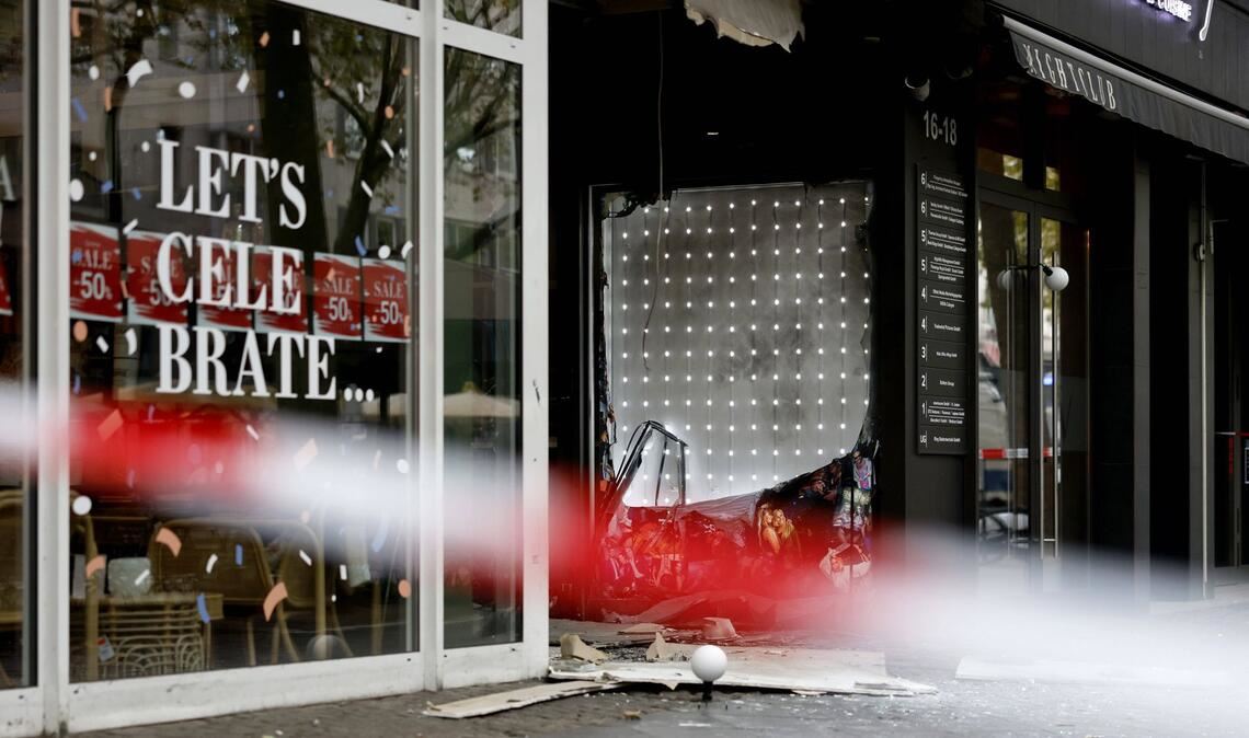 Am Morgen des 16. September 2024 kam es in der Kölner Innenstadt zu einer Explosion an einer Passage neben dem Nachtclub Vanity Club Cologne. Scheiben zerbarsten und Deckenplatten vielen herab, eine Person wurde verletzt. Die Handschrift des Vorfalls erinnert an vergangene Taten der Mocro-Mafia, die aus den Niederlanden ins Rheinland drängt.