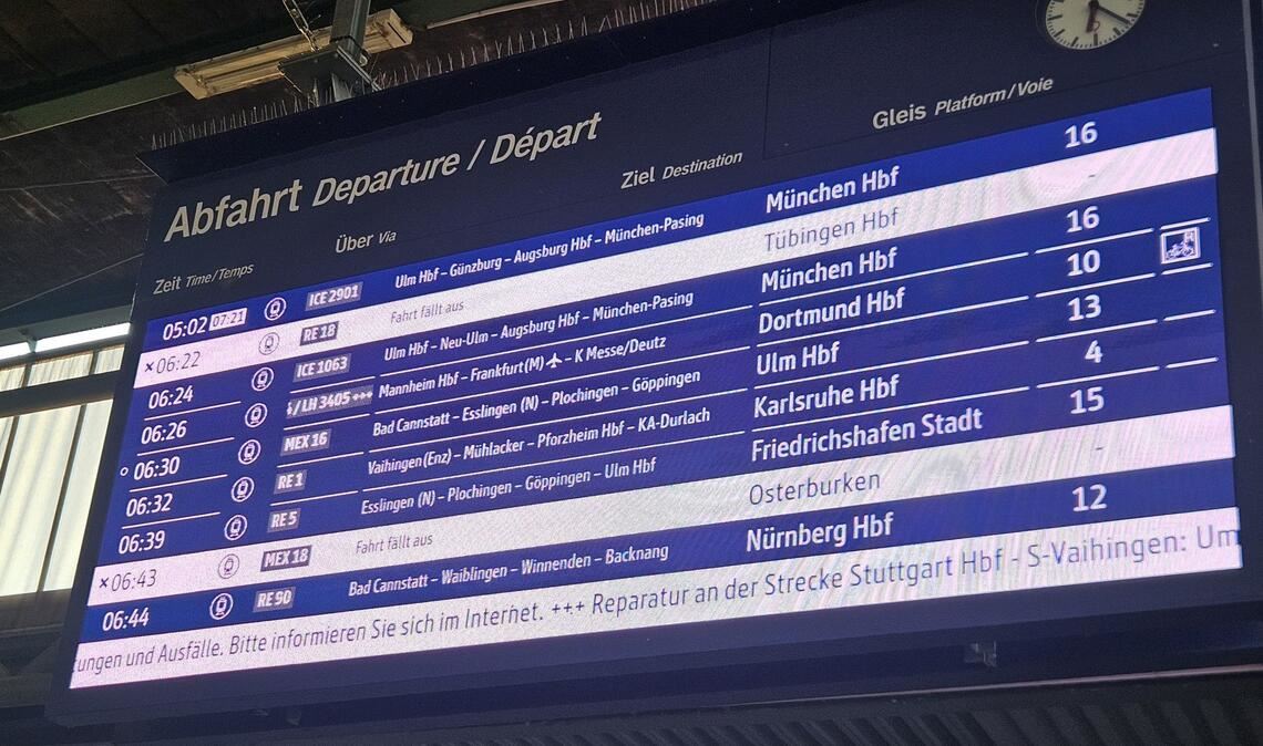 Am Morgen rollt der Zugverkehr am Stuttgarter Hauptbahnhof wieder.