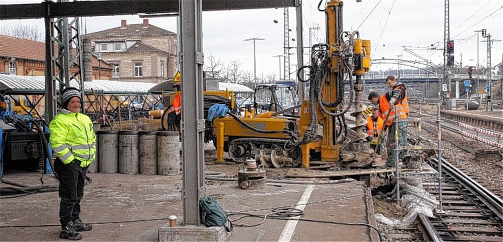Am Mühlacker Bahnhof wird kräftig geschafft. Grund ist der geplante Einbau von Aufzügen, welche die Unterführung mit mehreren Bahnsteigen verbindet. Foto: Eigner