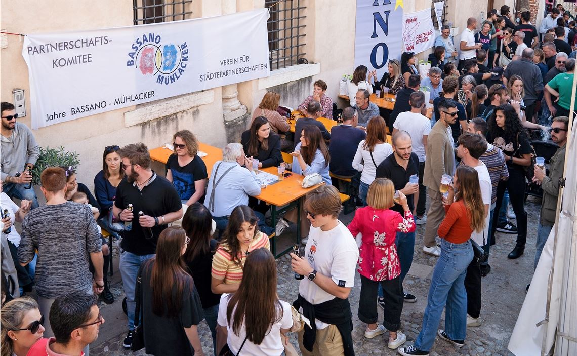 Am Mühlacker Stand herrscht während der Fiera Franca immer reges Treiben: Mit Hilfe von Amtskollege Frank Schneider meistert Sindaco Elena Pavan den Fassanstich, und somit kann das in der Folgezeit in Strömen fließende Bier in die eigens mit dem Mühlacker Stadtwappen bedruckten Becher ausgeschenkt werden.Fotos: Recken