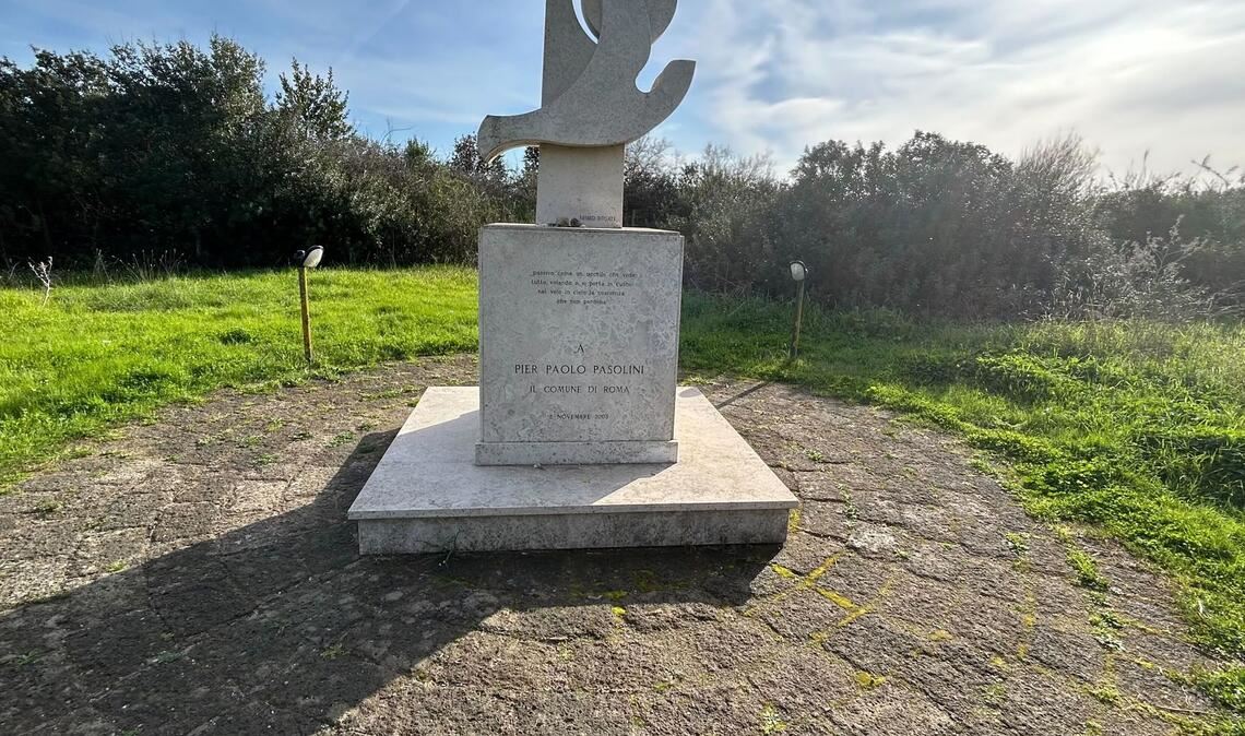 Am Ort des Verbrechens erinnert ein Denkmal an den Regisseur. (Archivbild)