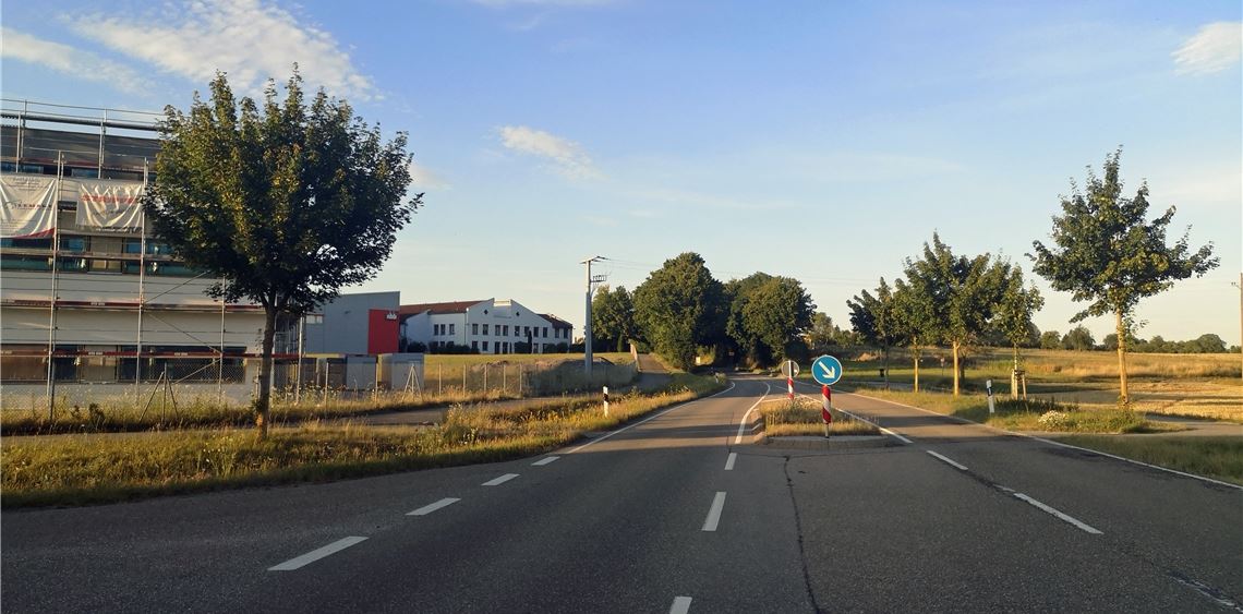 Am Ortsrand von Dürrn soll auf der grünen Wiese ein Gebiet mit einem Einkaufsmarkt, einer Anlage für Betreutes Wohnen, Geschosswohnungsbau sowie Einzel- und Doppelhäusern entstehen. Die Pläne waren schon weit fortgeschritten, dann aber haben die Betriebe des angrenzenden Gewerbegebiets auf Probleme hinsichtlich der Lärmemissionen hingewiesen. Archivfotos: Goertz