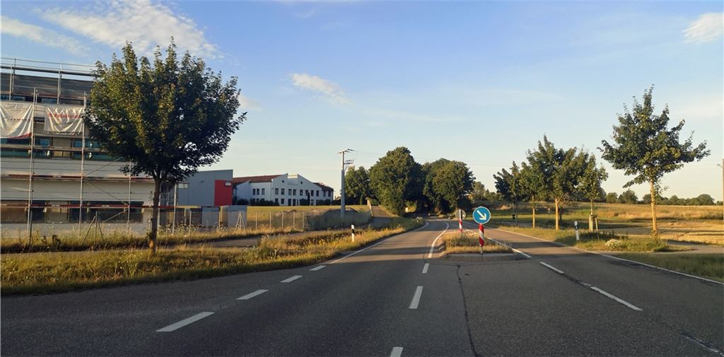Am Ortsrand von Dürrn soll auf der grünen Wiese ein Gebiet mit einem Einkaufsmarkt, einer Anlage für Betreutes Wohnen, Geschosswohnungsbau sowie Einzel- und Doppelhäusern entstehen. Die Pläne waren schon weit fortgeschritten, dann aber haben die Betriebe des angrenzenden Gewerbegebiets auf Probleme hinsichtlich der Lärmemissionen hingewiesen. Archivfotos: Goertz