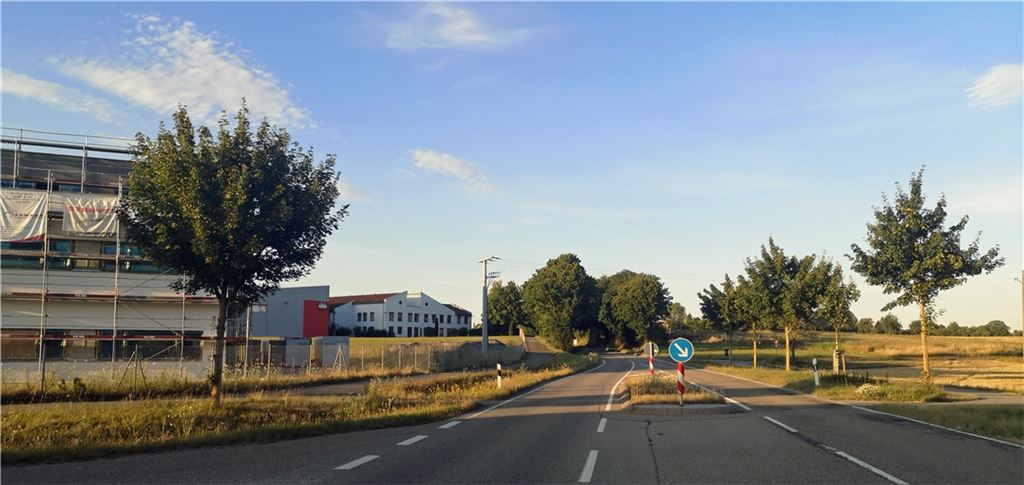 Am Ortsrand von Dürrn soll auf der grünen Wiese ein Gebiet mit einem Einkaufsmarkt, einer Anlage für Betreutes Wohnen, Geschosswohnungsbau sowie Einzel- und Doppelhäusern entstehen. Die Pläne waren schon weit fortgeschritten, dann aber haben die Betriebe des angrenzenden Gewerbegebiets auf Probleme hinsichtlich der Lärmemissionen hingewiesen. Daraufhin wurde das Schallschutzkonzept überarbeitet. Die Gewerbetreibenden sind immer noch nicht zufrieden, nach Ansicht der Gemeinde sind aber alle Interessenskonflikte gelöst.Archivfotos: Goertz