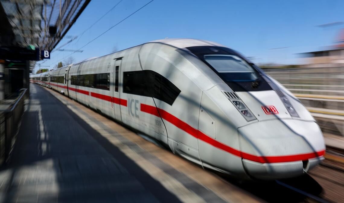 Am Pfingstwochenende erwartet die Bahn viele Fahrgäste in ihren Zügen. (Archivbild)