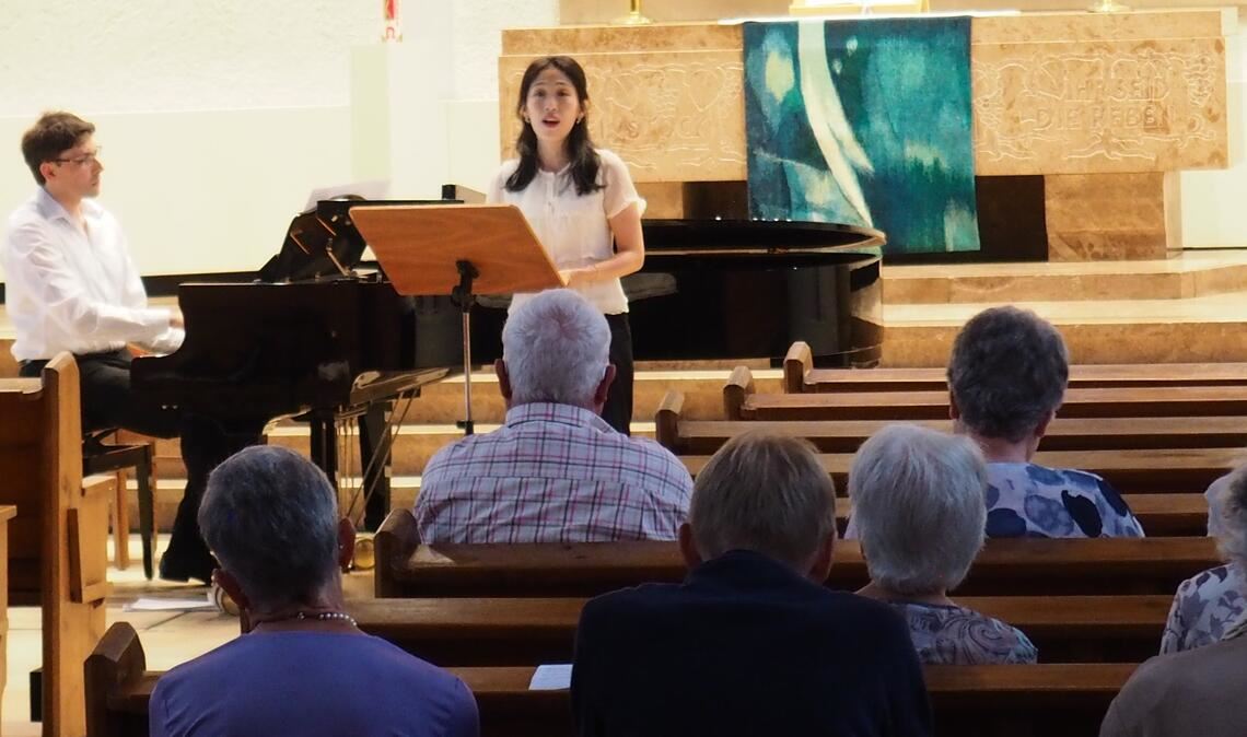 Am Piano begleitet von Markus Piringer begeistert die südkoreanische Kirchenmusikerin Song-Yi Lee das Publikum mit Sopran-Arien und gefühlvollen Liebesliedern. Foto: Müller