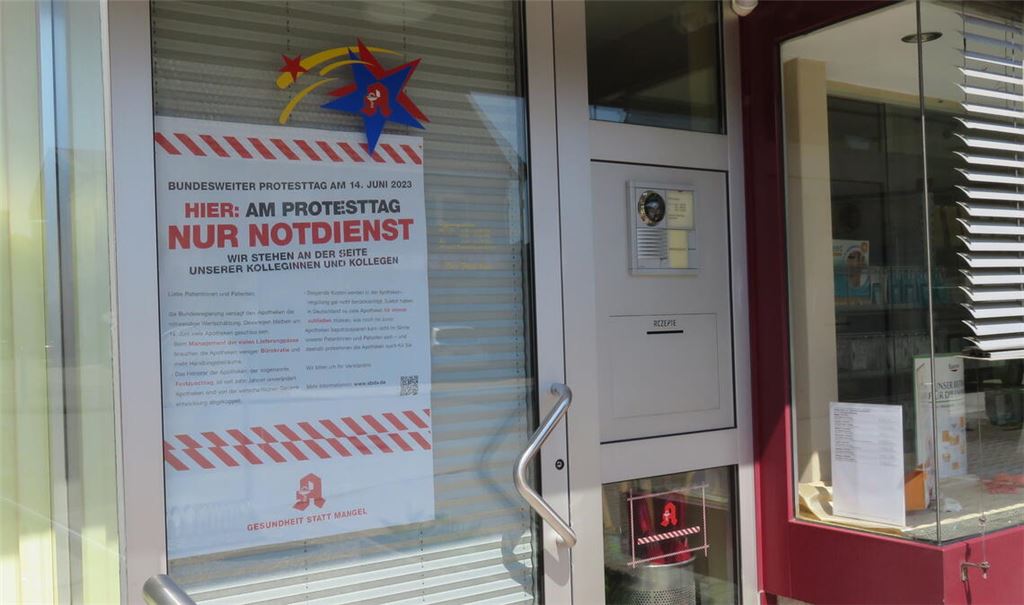 „Am Protesttag nur Notdienst“: Darüber informiert ein Plakat in Ötisheim. Foto: Becker