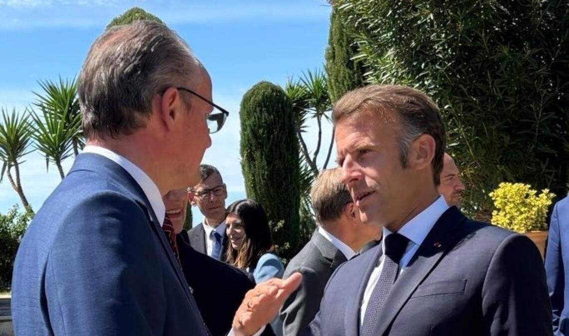 Am Rande des Ministerrats in Toulon: Gunther Krichbaum (li.) im Gespräch mit Frankreichs Präsident Macron. Foto: privat