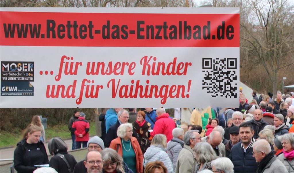 Am Rande des Neujahrsempfangs in Vaihingen sammelt eine Initiative Unterschriften für den Fortbestand der Bäder. Foto: Arning