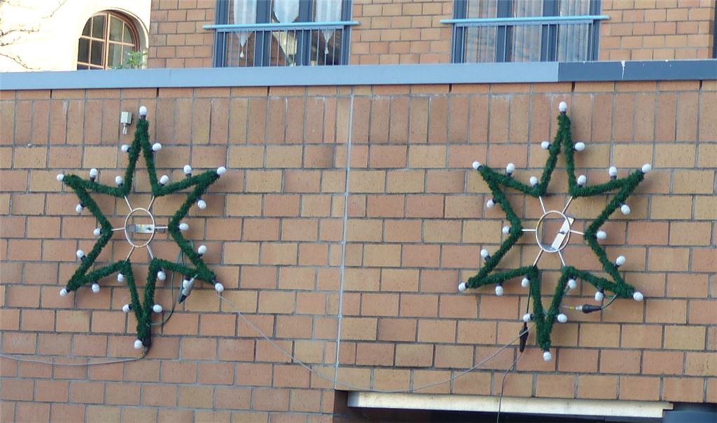 Am Rathaus in Mühlacker sind die Weihnachtssterne schon angebracht.Foto: privat
