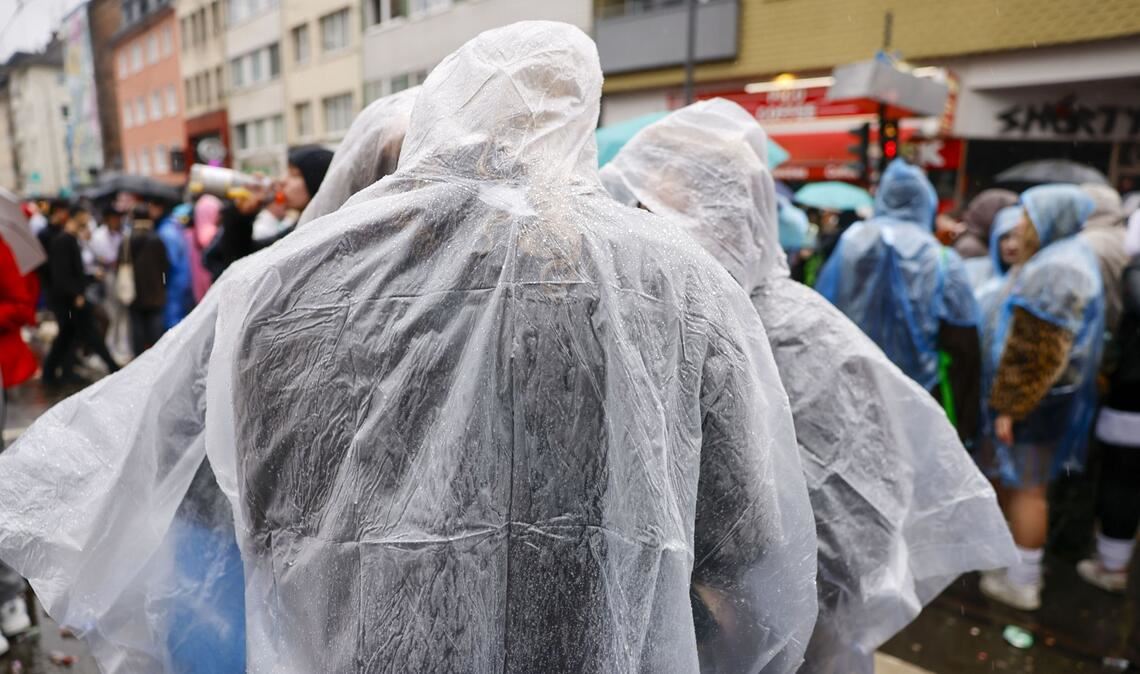 Am Rosenmontag wird es laut DWD verbreitet und wiederholt Regenschauer und Gewitter geben (Symbolbild).