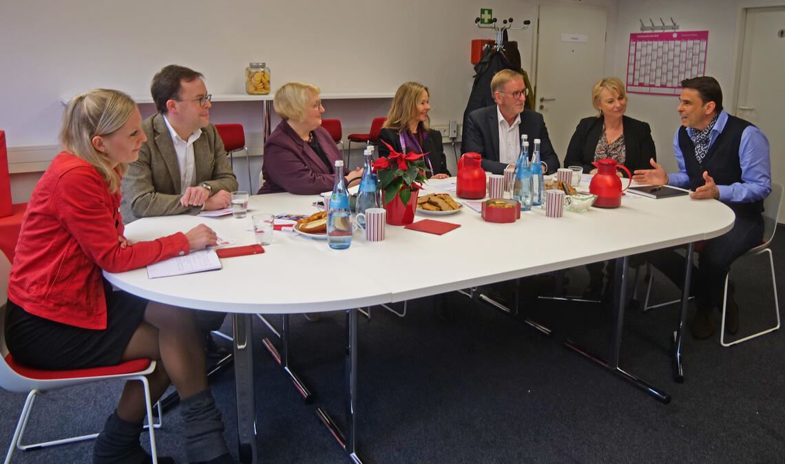 Am Runden Tisch tauschen sich Martina Walter, Oliver Essig, Katja Mast, Martina Lehmann, Jochen Protzer, Susanne Nittel und Frank Herrmann (v.li.) aus. Foto: Friedrich