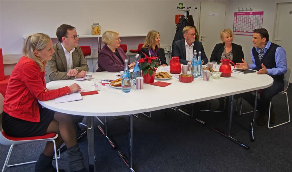 Am Runden Tisch tauschen sich Martina Walter, Oliver Essig, Katja Mast, Martina Lehmann, Jochen Protzer, Susanne Nittel und Frank Herrmann (v.li.) aus. Foto: Friedrich