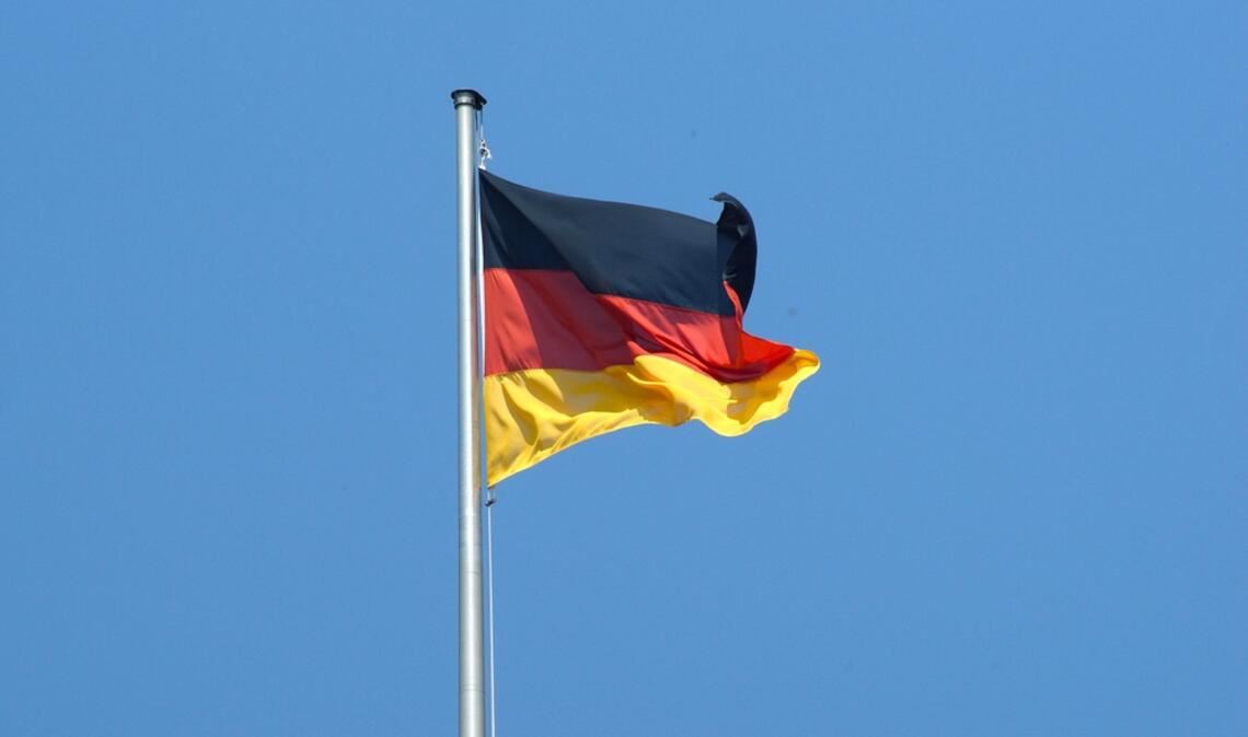 Am Samstag, dem 9. Mai 2026, wehen wieder die Flaggen an öffentlichen Gebäuden. Aber was ist der Grund? Alles Wichtige dazu hier.