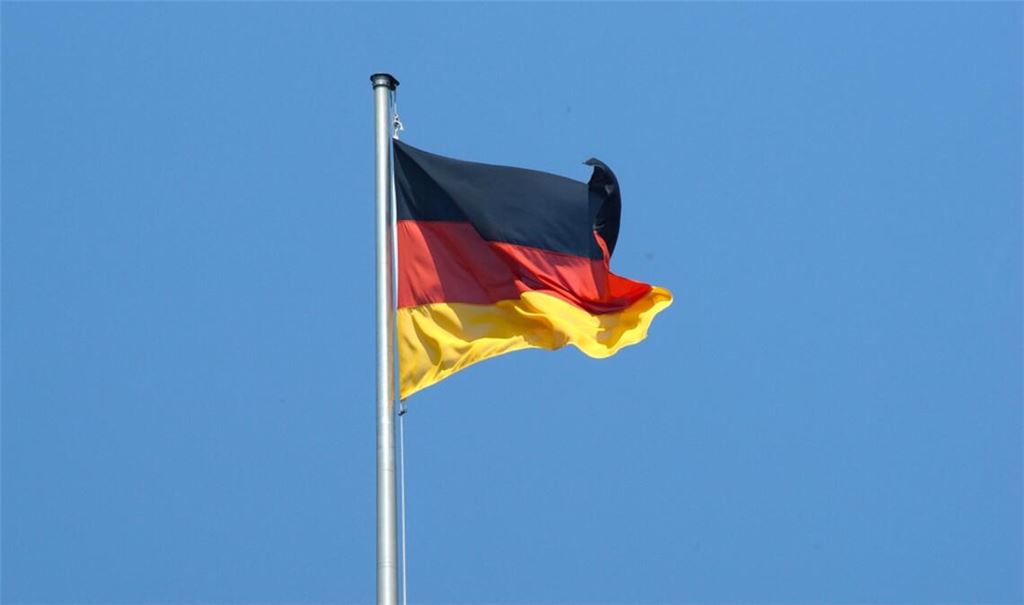 Am Samstag, dem 9. Mai 2026, wehen wieder die Flaggen an öffentlichen Gebäuden. Aber was ist der Grund? Alles Wichtige dazu hier.
