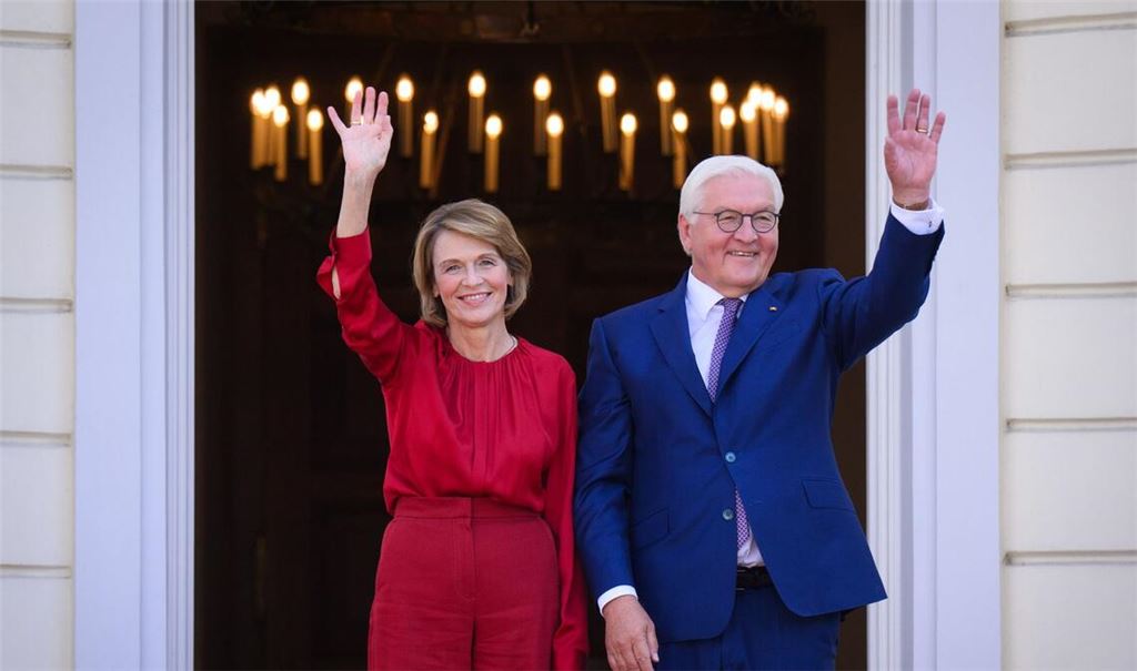 Am Samstag hat Bundespräsident Frank-Walter Steinmeier mit seiner Frau, Elke Büdenbender, viele Gäste beim Bürgerfest im Park von Schloss Bellevue empfangen. Am Sonntag ist Steinmeier beim Finale der Basketball-EM in Riga dabei.
