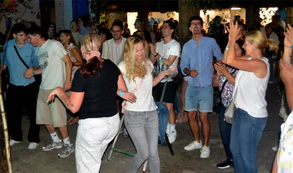 Am Samstag herrscht Partystimmung beim Auftritt der „Almrocker“. Fotos: Stahlfeld