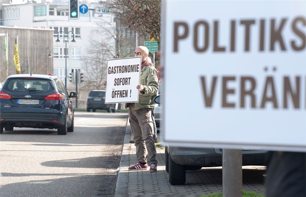 Am Samstag zogen Aktivisten durch die Region und machten in Maulbronn und, wie hier, in Mühlacker halt. Foto: Fotomoment