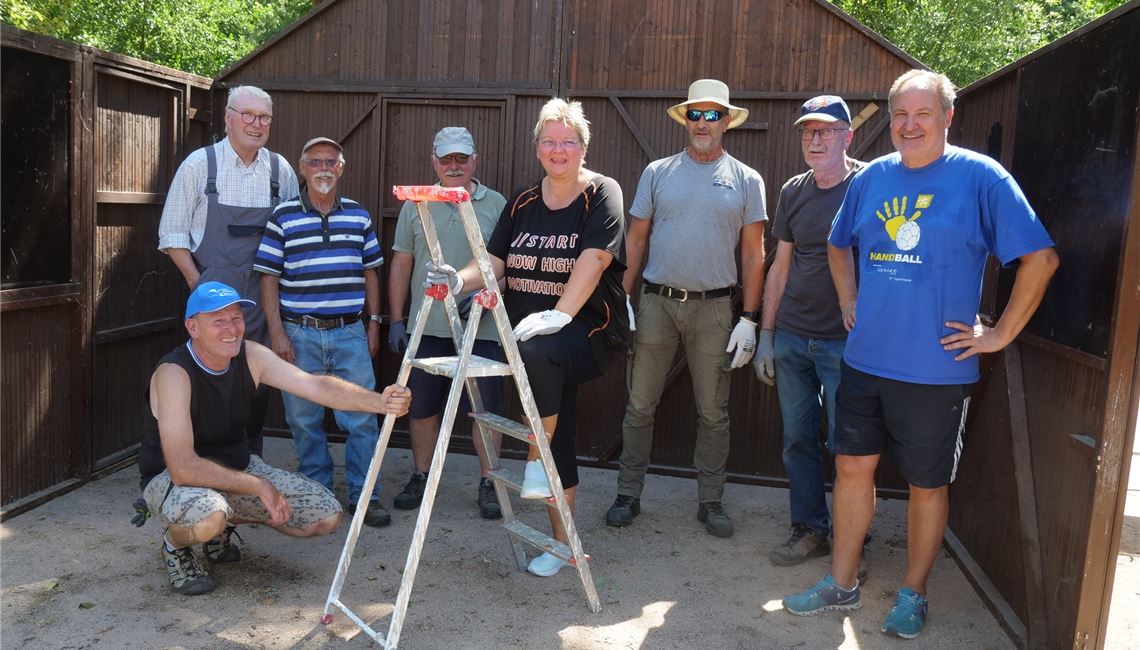 Genügend Platz zum Sitzen und zum Tanzen Am Samstagnachmittag helfen alle mit, damit auch die vereinseigene Hütte des Fördervereins Enzgärten beim zwölftägigen Festival zum Einsatz kommen kann.Fotos: Friedrich