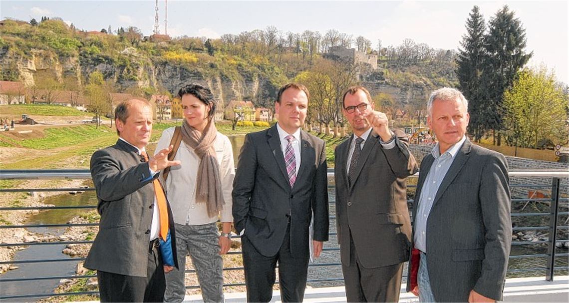 Am „Scharnier“ der Gartenschau auf Dürrmenzer und Mühlacker Markung lassen sich Staatssekretär Ingo Rust (Mitte) und die Abgeordnete Anneke Graner von Oberbürgermeister Frank Schneider (2. v. re.) und Bürgermeister Winfried Abicht Einblick in das „Enzgärten“-Konzept geben. Rechts Thomas Knapp, Vorsitzender der SPD-Stadtratsfraktion. 