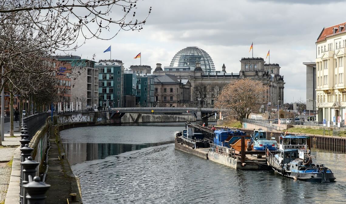 Am Schiffbauerdamm - rechtes Spreeufer Richtung Reichstagsgebäude - entsteht ein neues Quartier unter anderem mit Bundestagsbüros. Ein Teil des Projekts soll nach dem Willen von Bundestagspräsidentin Julia Klöckner (CDU) und Vizepräsident Omid Nouripour aber aus Kostengründen gestoppt werden. (Archivbild)