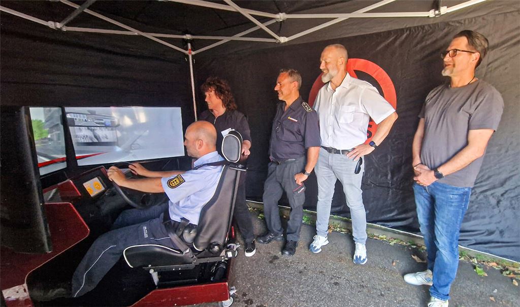 Am Simulator machen Vertreter von Polizei, Verkehrswacht Pforzheim und Enzkreis sowie BADS erlebbar, was es bedeutet, mit Alkohol am Steuer zu sitzen. Foto: Friedrich