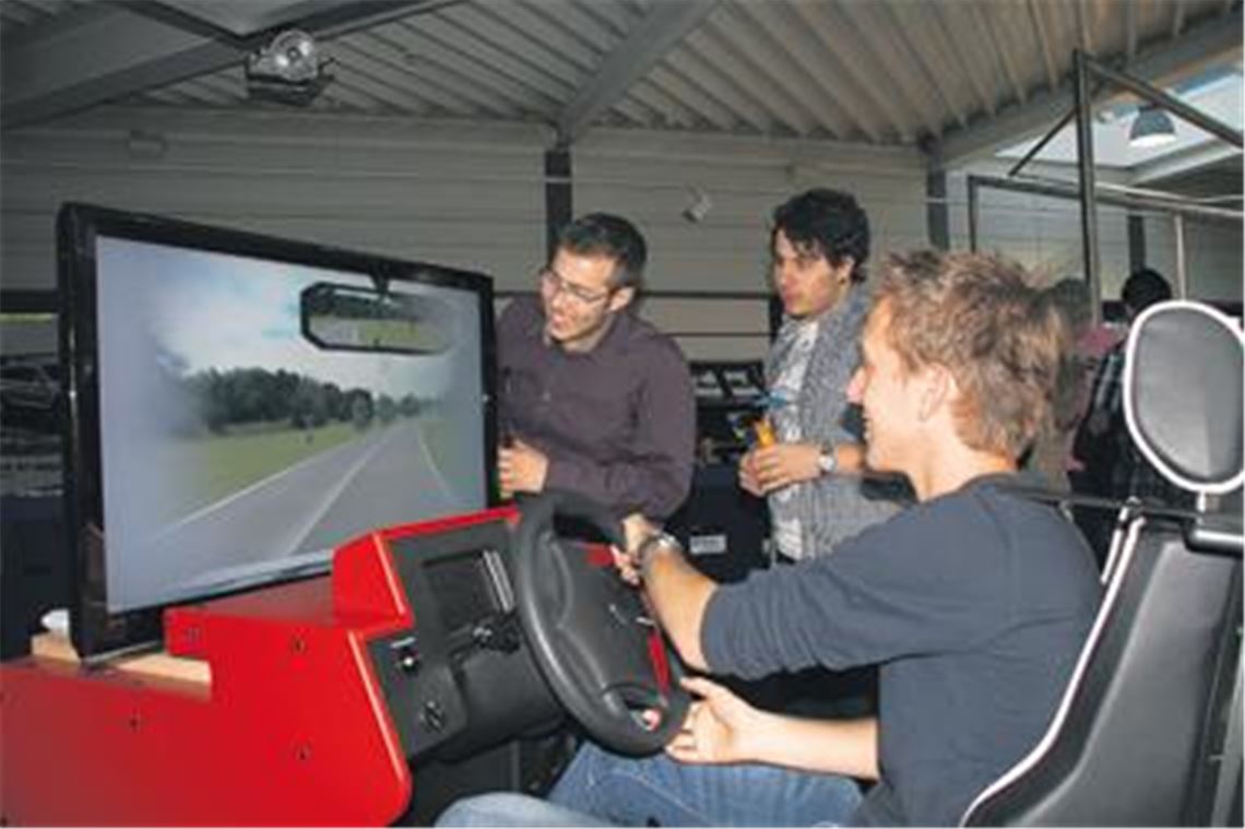Am Simulator merkt Schutzengel Christoph Lehnert, wie gefährlich es ist, unter Alkoholeinfluss zu fahren. Can Ükten und Caner Ögüt (hinten rechts) können kaum fassen, wie schwer dem 20-Jährigen das Lenken und Reagieren fällt.
Foto: Bettinger