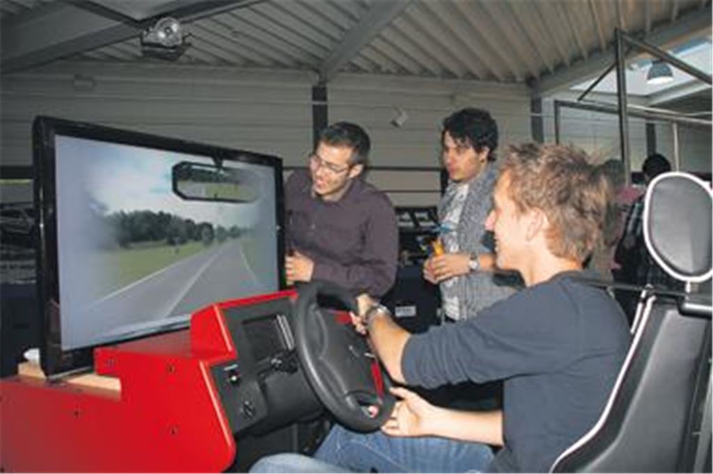 Am Simulator merkt Schutzengel Christoph Lehnert, wie gefährlich es ist, unter Alkoholeinfluss zu fahren. Can Ükten und Caner Ögüt (hinten rechts) können kaum fassen, wie schwer dem 20-Jährigen das Lenken und Reagieren fällt.
Foto: Bettinger