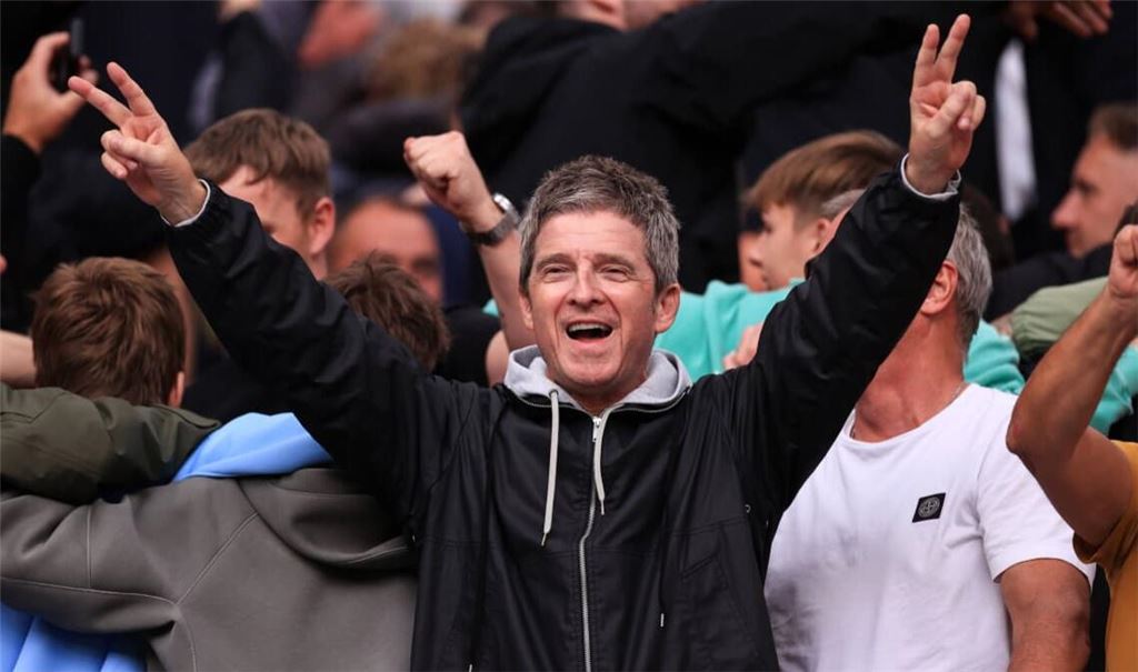 Am Sonntag hat der Oasis-Gitarrist Noel Gallagher den 1:0-Sieg seines Herzensclubs Manchester City gegen Manchester United im Stadion gefeiert. Im Sommer 2027 spielen er und sein Bruder Liam xx Konzerte in ihrer Heimatstadt.