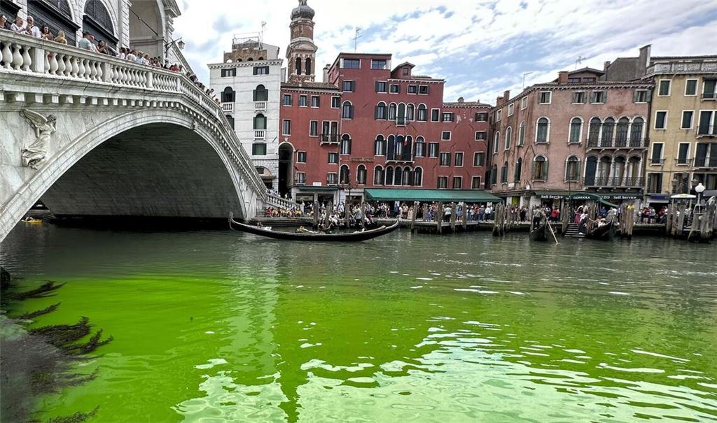 Am Sonntag leuchtete das Wasser in der Nähe der bekannten und bei Touristen beliebten Rialto-Brücke plötzlich grün.