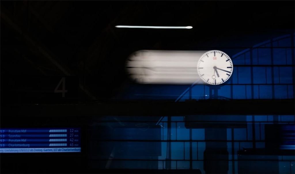 Am Sonntag werden die Uhren auf Winterzeit zurückgestellt. (Symbolbild)