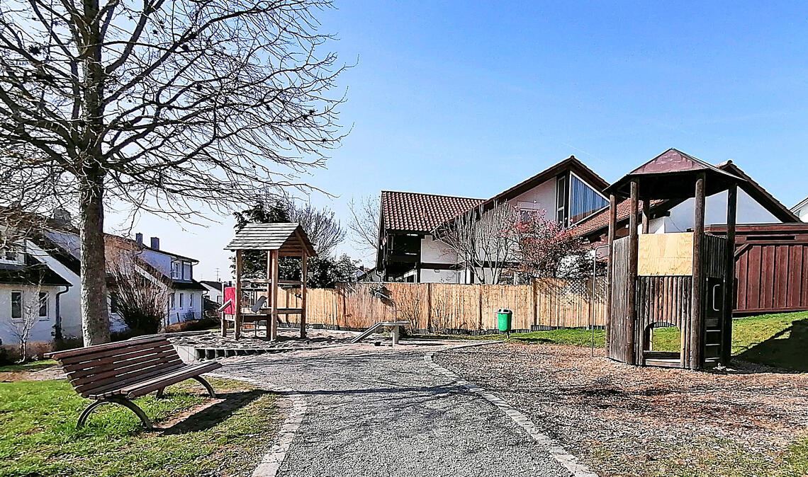 Am Spielplatz an der Händelstraße in Enzberg fehlen einige Gerätschaften – doch die Stadt will für Ersatz sorgen. Foto: privat