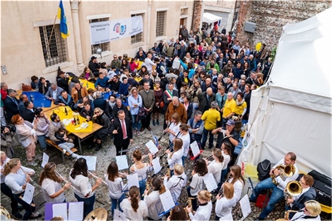 Am Stand der Mühlacker Delegation beim Herbstmarkt im italienischen Bassano del Grappa ist immer viel los. Foto: Archiv