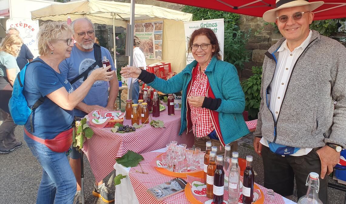 Am Stand von Familie Breithaupt aus Kleinglattbach gibt es Gesundes und Leckeres vom „Stückle“. Foto: Schröder