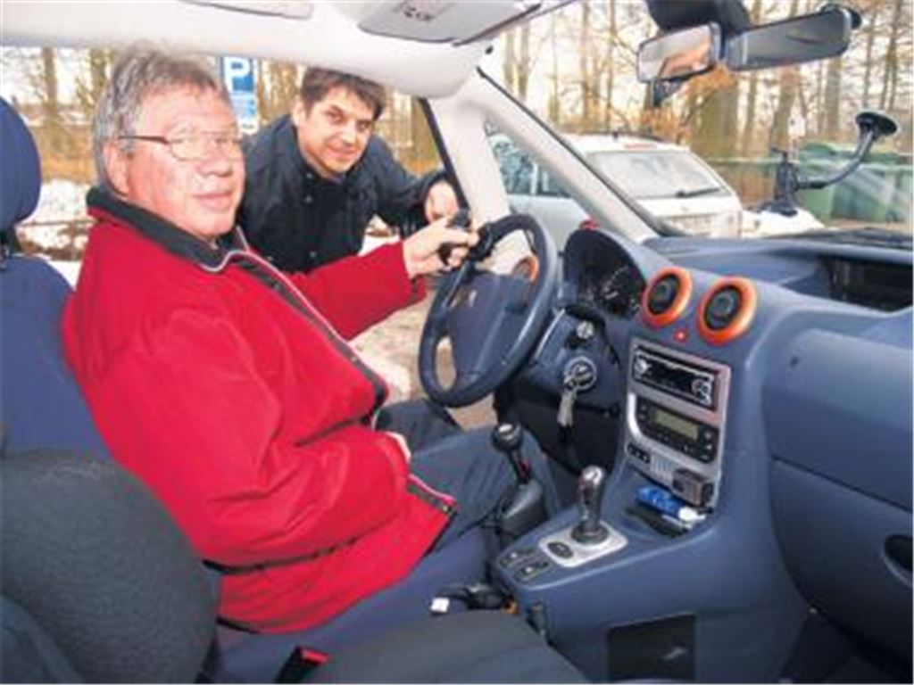 Am Steuer: Rudolf Weiß, daneben Rüdiger Lackus von der Brettener Firma Klemm Mobilität.
Foto: Filitz
