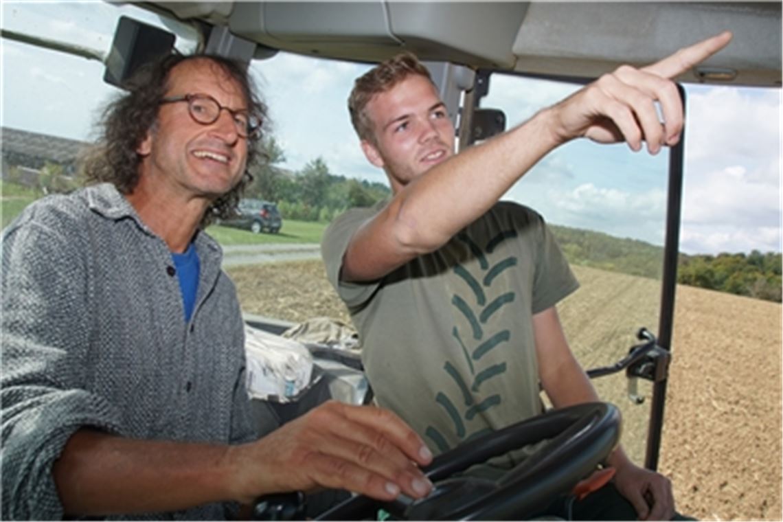 Landwirt für einen Tag Am Steuer: Stefan Roth darf auch ins Führerhaus der großen Maschinen. Marius Ehrismann zeigt ihm, worum es bei der täglichen Arbeit auf dem Bauernhof geht. Fotos: Roller