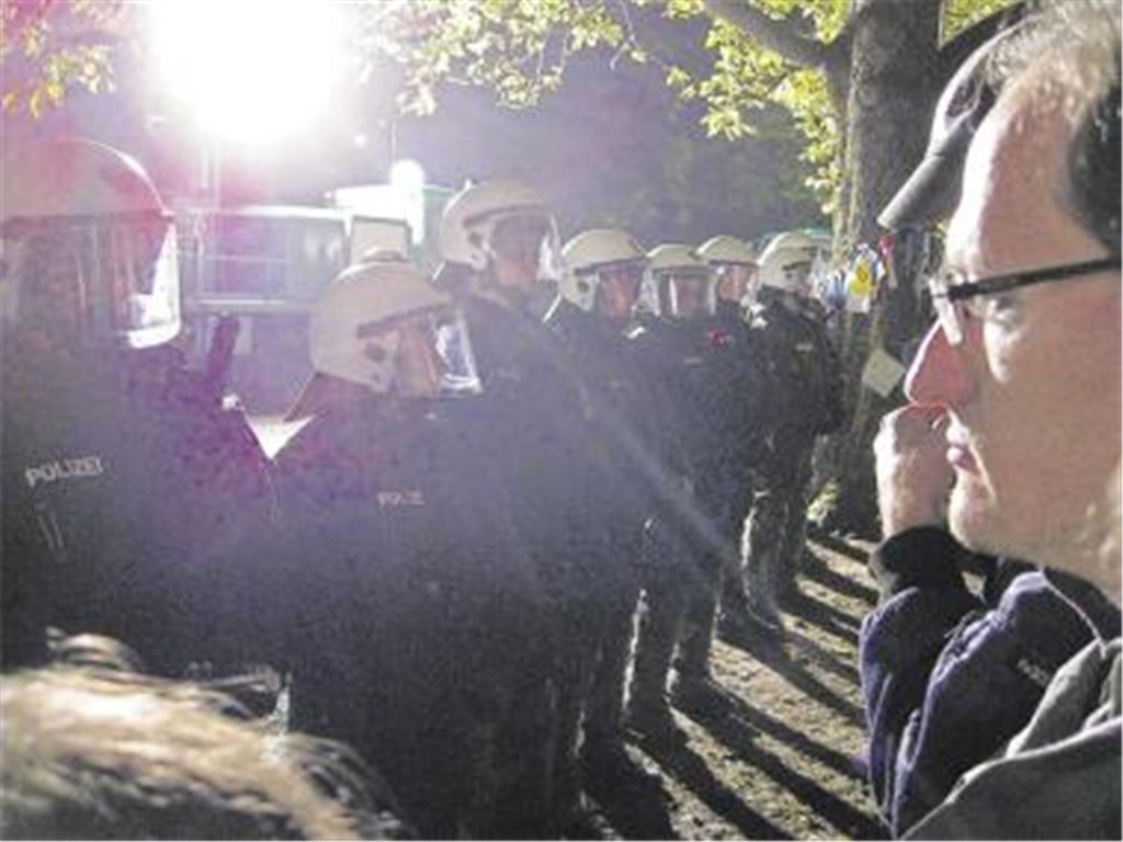 Am Tag X im Schlossgarten, kurz nach Mitternacht: Demonstranten und Polizisten stehen sich Auge in Auge gegenüber. Foto: Hansen