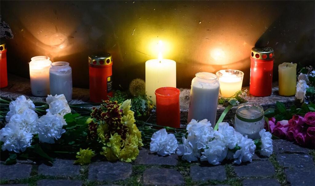 Am Tatort haben Menschen mit Blumen und Kerzen ihr Mitgefühl ausgedrückt.